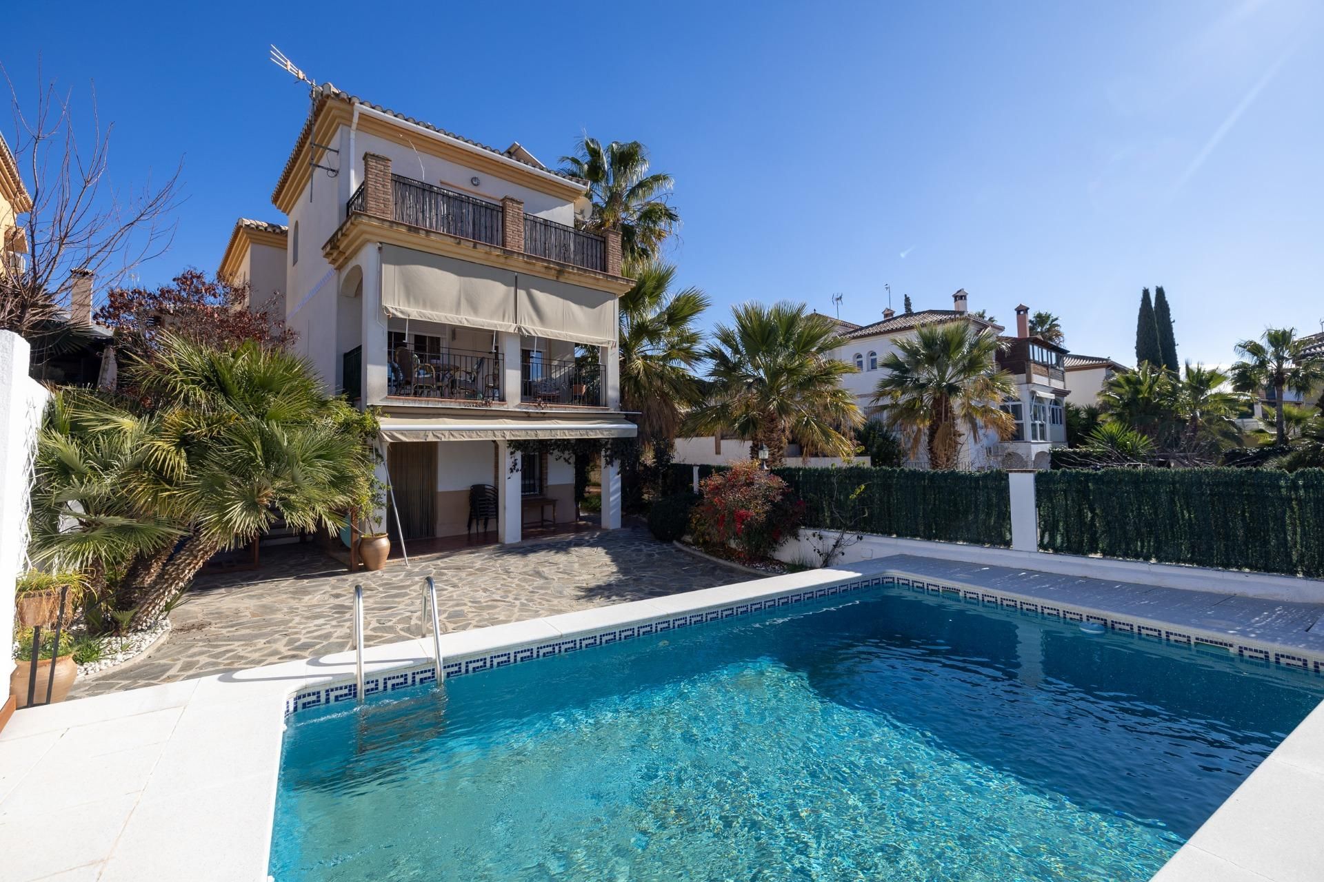Vista exterior de Casa o xalet en venda en Alhendín amb Calefacció, Jardí privat i Terrassa