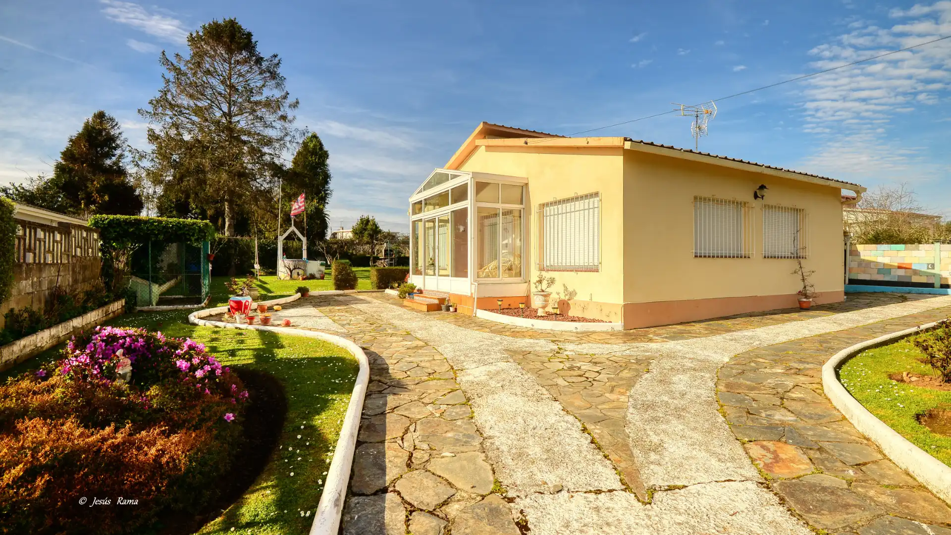 Vista exterior de Casa o xalet en venda en Oleiros amb Jardí privat, Traster i Moblat