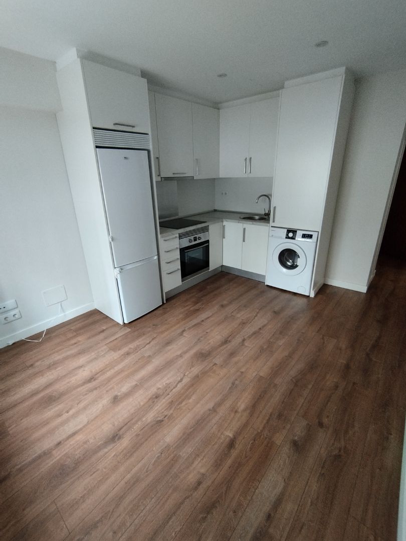 Cuina de Apartament de lloguer en A Coruña Capital  amb Forn i Rentadora