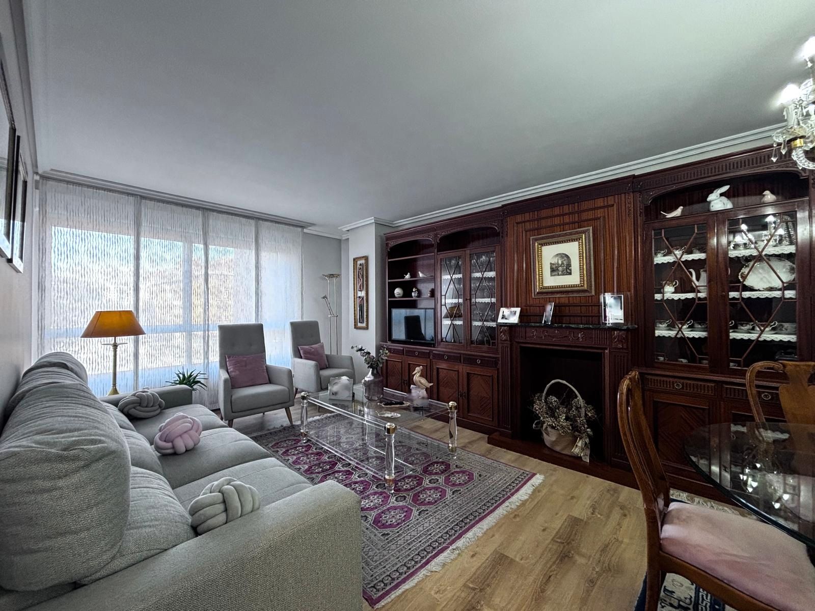 Sala d'estar de Pis de lloguer en Burgos Capital amb Calefacció i Moblat