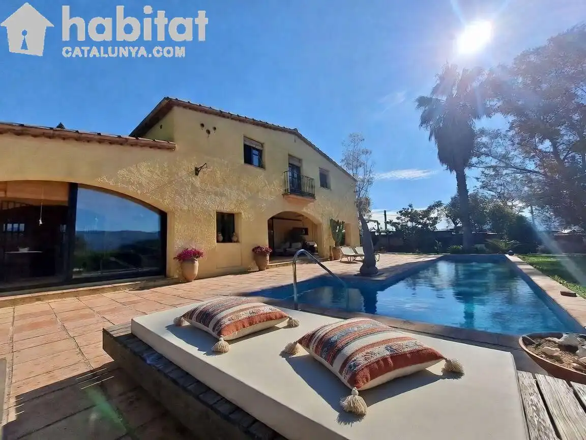 Vista exterior de Casa o chalet en venta en Sant Esteve Sesrovires con Aire acondicionado, Calefacción y Jardín privado