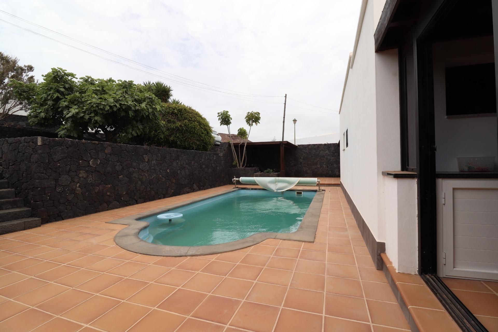 Swimming pool of House or chalet for sale in Tinajo  with Air Conditioner, Private garden and Terrace