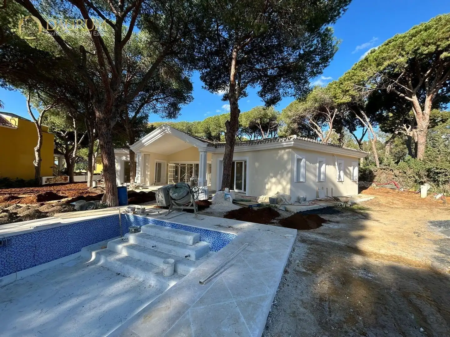 Vista exterior de Casa o xalet en venda en Marbella amb Aire condicionat i Jardí privat