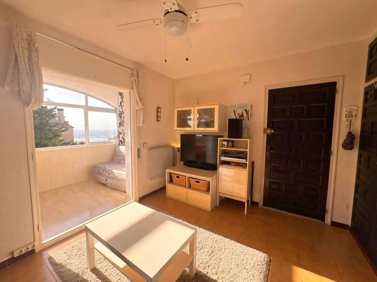 Sala de estar de Piso en venta en Roses con Piscina comunitaria