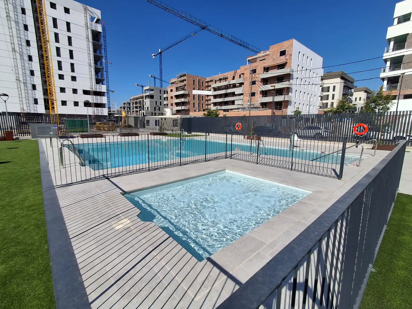 Piscina de Pis de lloguer en Sevilla amb Aire condicionat, Calefacció i Jardí privat