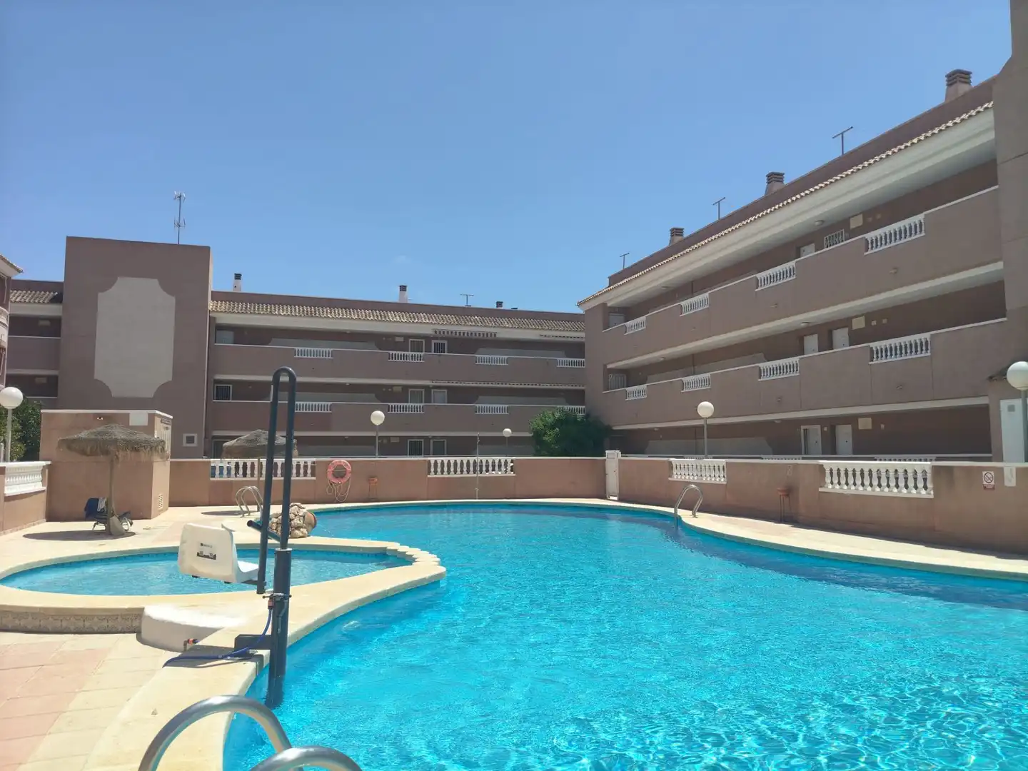 Piscina de Apartament de lloguer en Santa Pola amb Aire condicionat, Calefacció i Terrassa