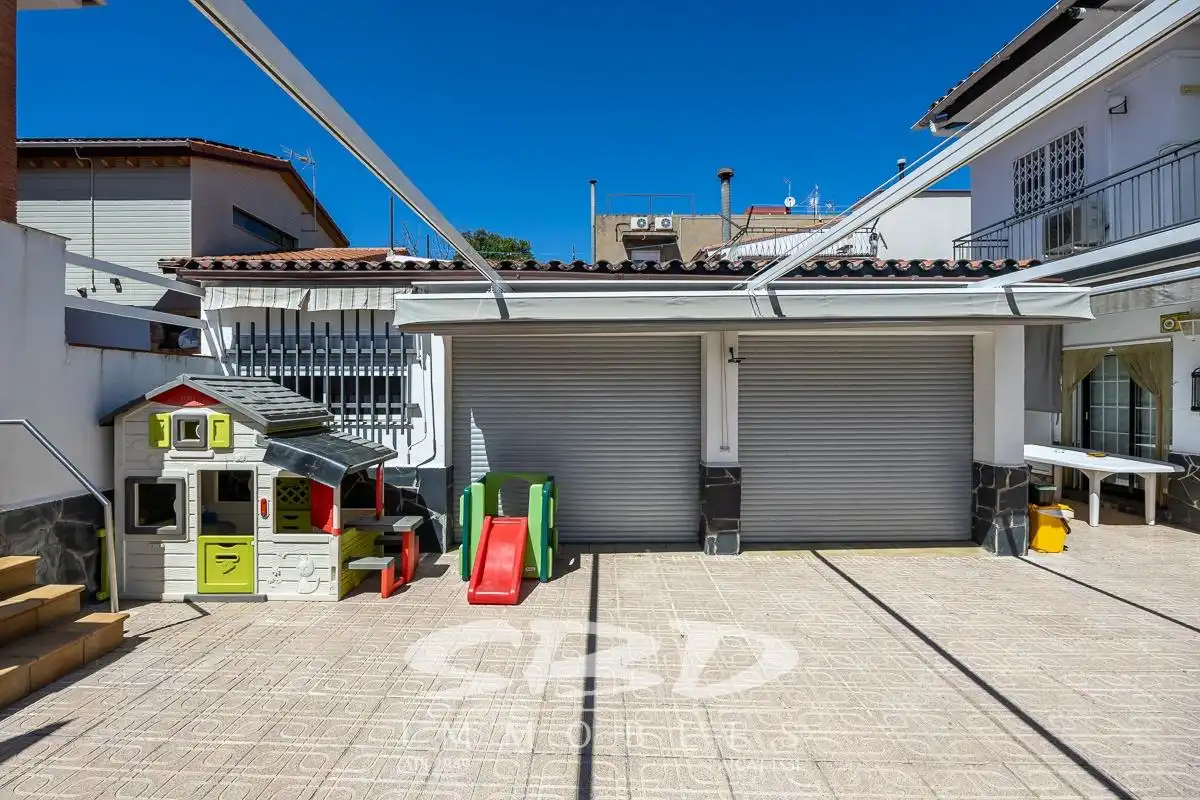 Aparcament de Casa o xalet en venda en Barberà del Vallès amb Aire condicionat, Calefacció i Terrassa