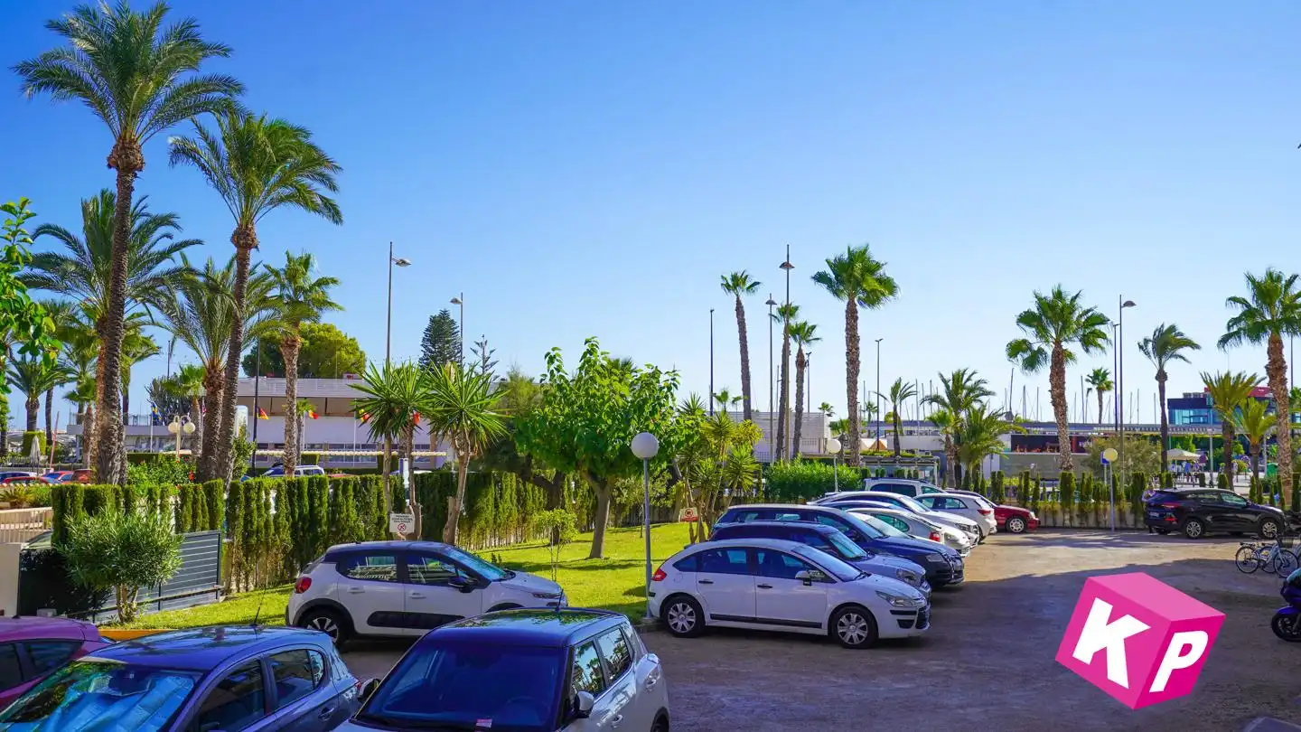 Parkplatz von Wohnung zum Verkauf in Santa Pola mit Klimaanlage, Terrasse und Möbliert