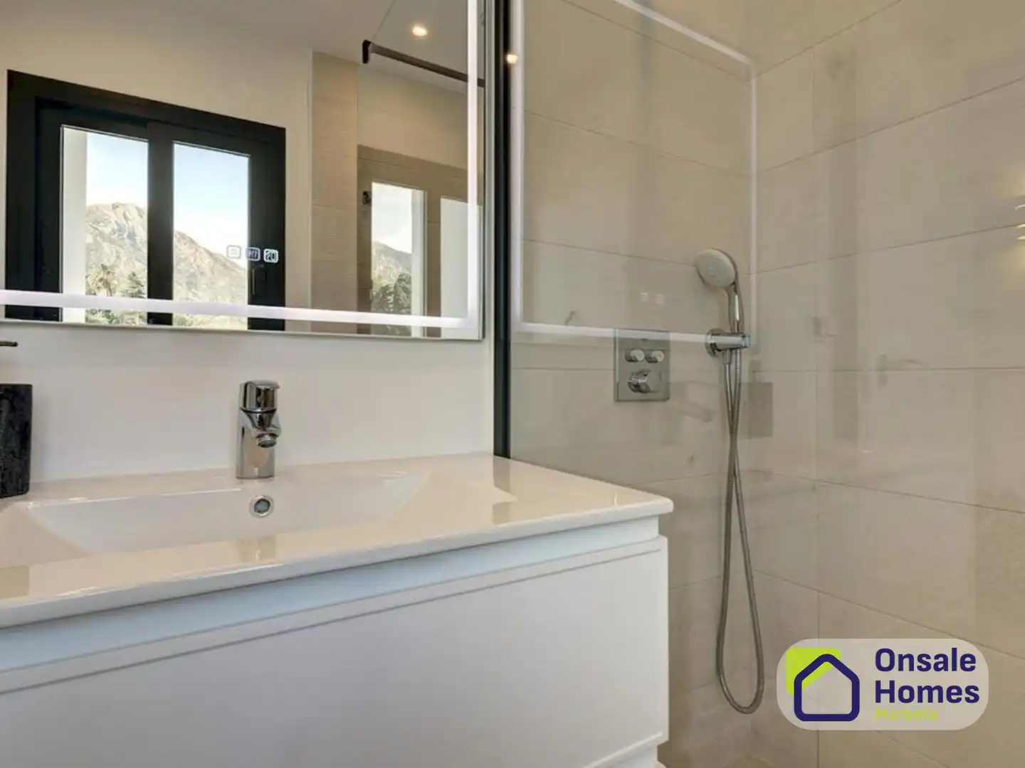 Bany de Casa o xalet en venda en Marbella amb Aire condicionat, Jardí privat i Terrassa