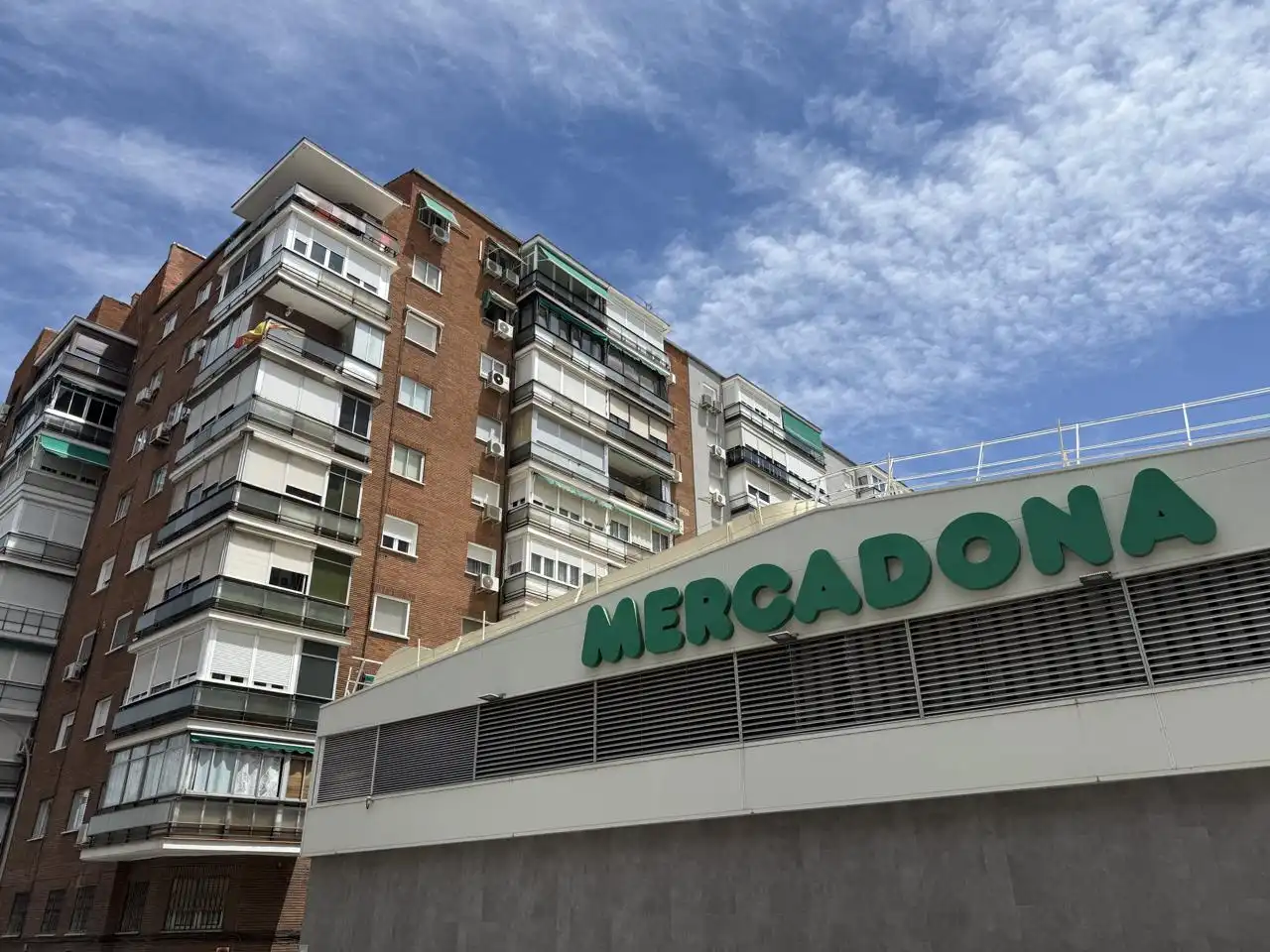 Vista exterior de Pis en venda en Madrid amb Calefacció i Parquet