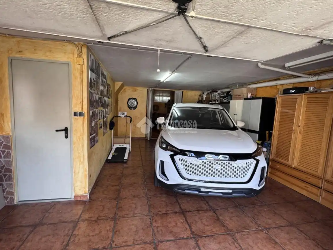 Casa adosada en venta en Valdefresno con Calefacción, Parquet y Piscina comunitaria