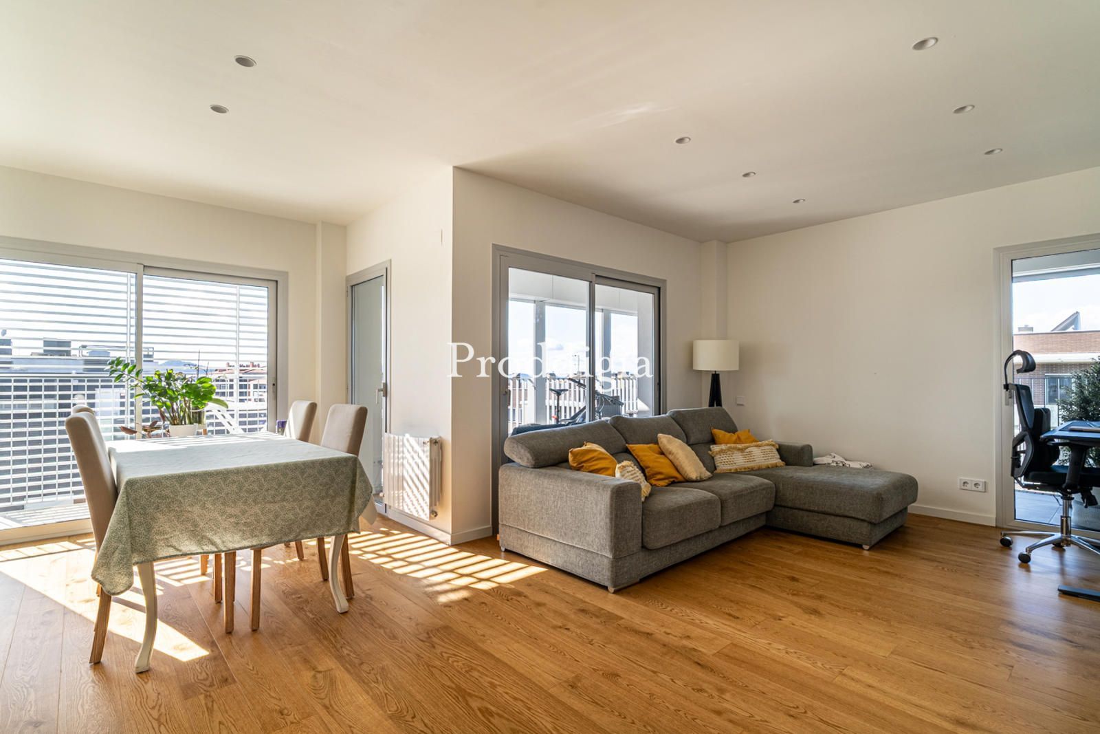 Living room of Attic for sale in Sant Cugat del Vallès  with Air Conditioner, Heating and Terrace