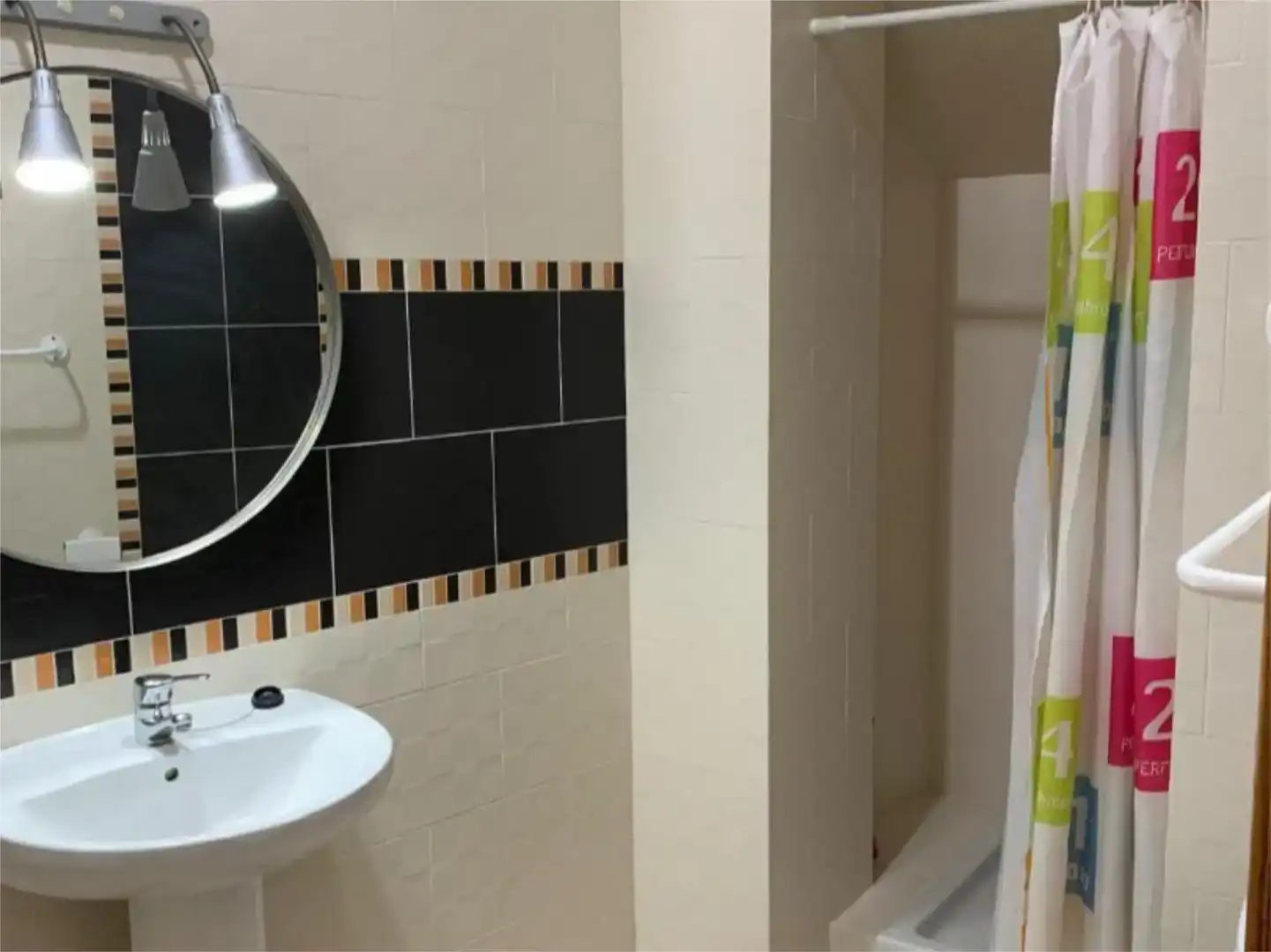 Badezimmer von Dachboden zur Miete in Algeciras mit Klimaanlage