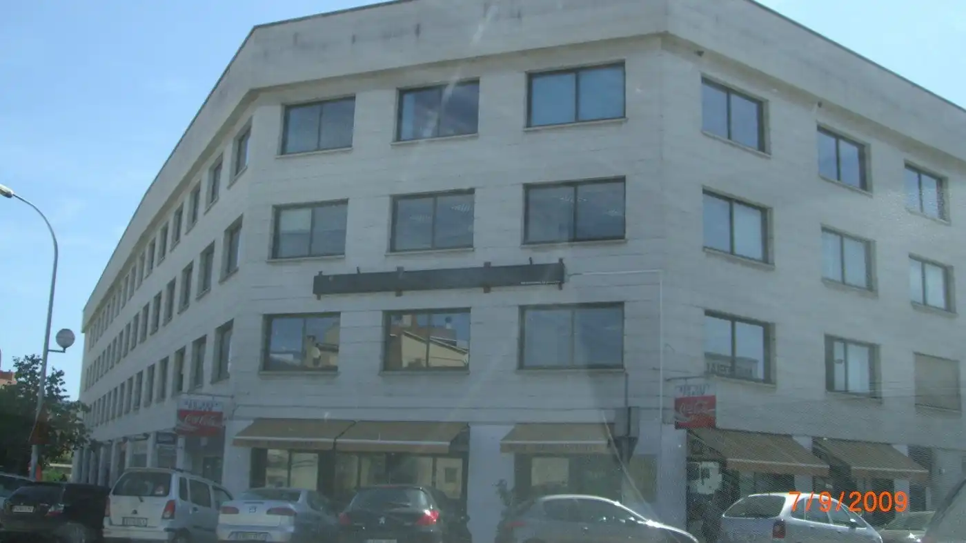 Außenansicht von Fabrikhallen zum Verkauf in Montcada i Reixac