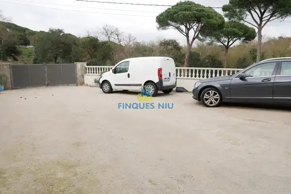 Parkplatz von Haus oder Chalet zum Verkauf in Maçanet de la Selva mit Heizung, Privatgarten und Schwimmbad