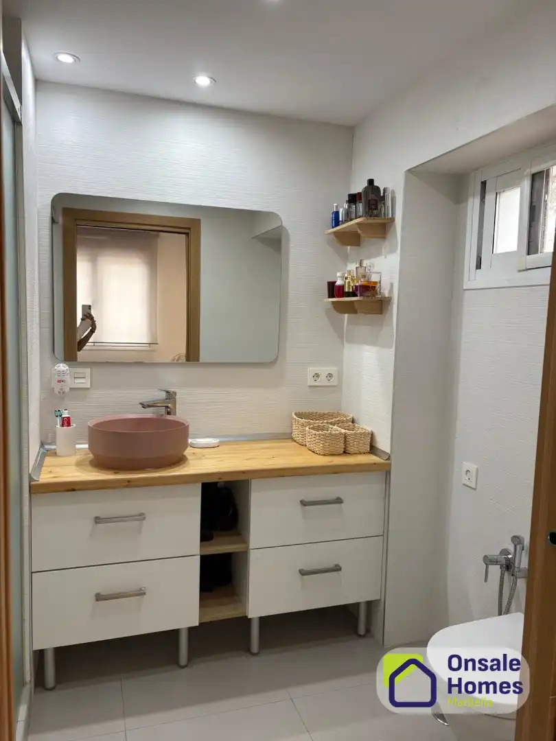 Bathroom of Flat for sale in Marbella  with Air Conditioner, Terrace and Furnished