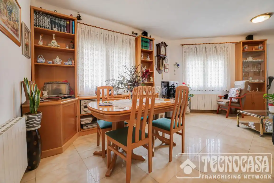 Comedor de Casa adosada en venta en Santa Coloma de Gramenet con Aire acondicionado, Calefacción y Parquet