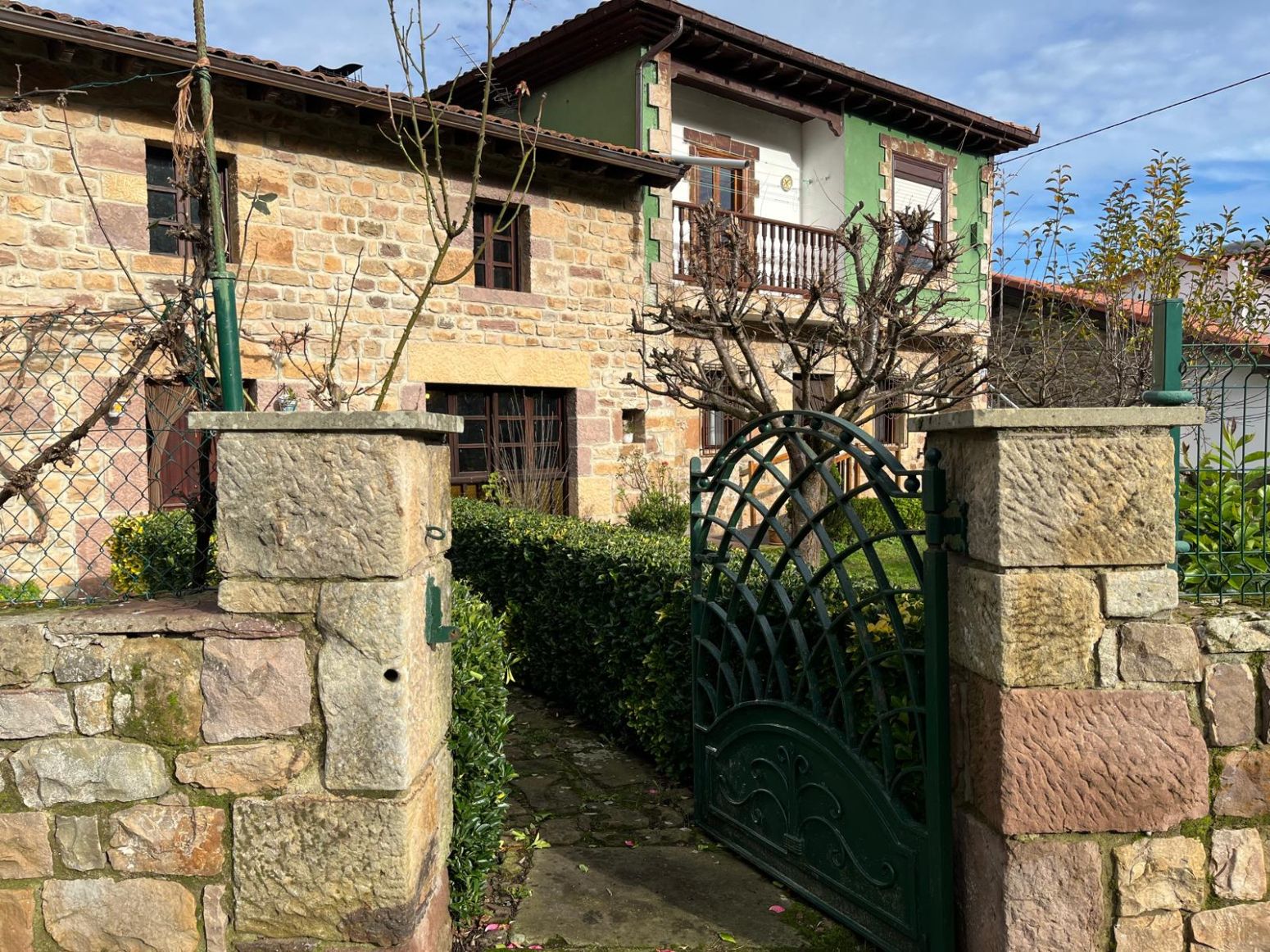 Vista exterior de Casa o xalet en venda en Cieza (Cantabria) amb Jardí privat, Parquet i Balcó
