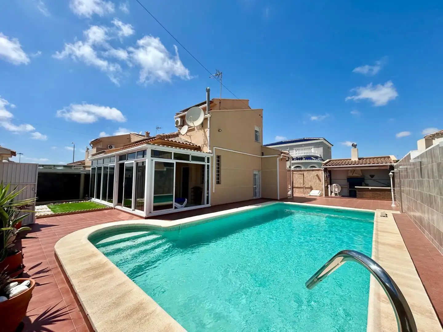 Piscina de Casa o xalet en venda en Torrevieja amb Aire condicionat, Calefacció i Jardí privat