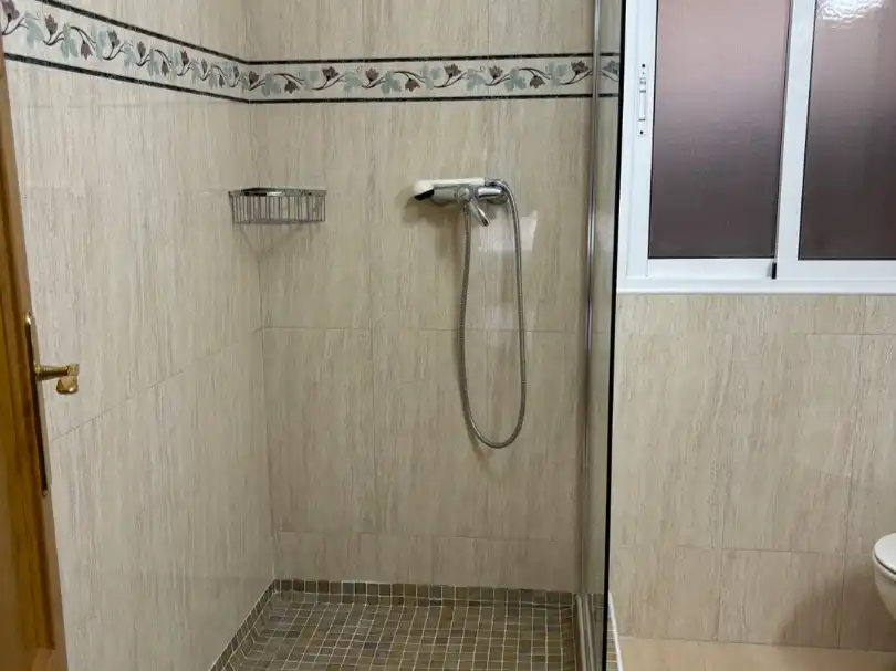 Bany de Pis de lloguer en  Murcia Capital amb Aire condicionat, Terrassa i Balcó