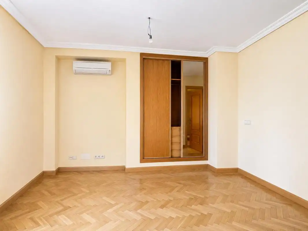 Bedroom of Flat for rent in Madrid  with Air Conditioner, Heating and Swimming Pool
