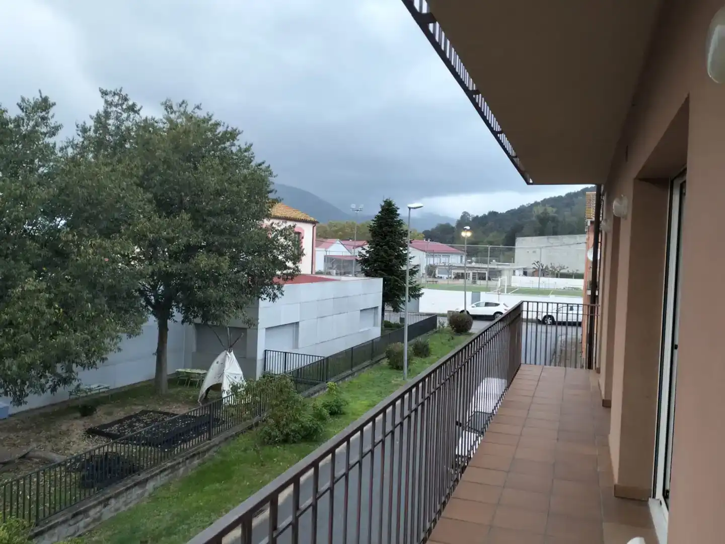 Terrasse von Wohnung zur Miete in La Vall d'en Bas mit Privatgarten, Abstellraum und Möbliert