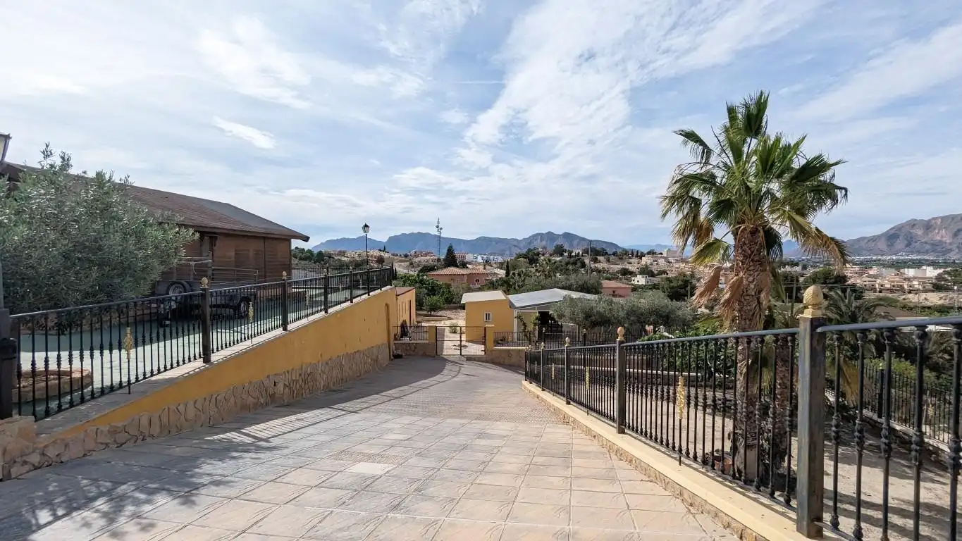 Vista exterior de Casa o xalet en venda en Orihuela amb Aire condicionat, Calefacció i Terrassa