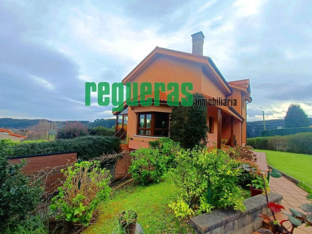 Jardí de Casa o xalet en venda en Castrillón amb Calefacció, Jardí privat i Parquet