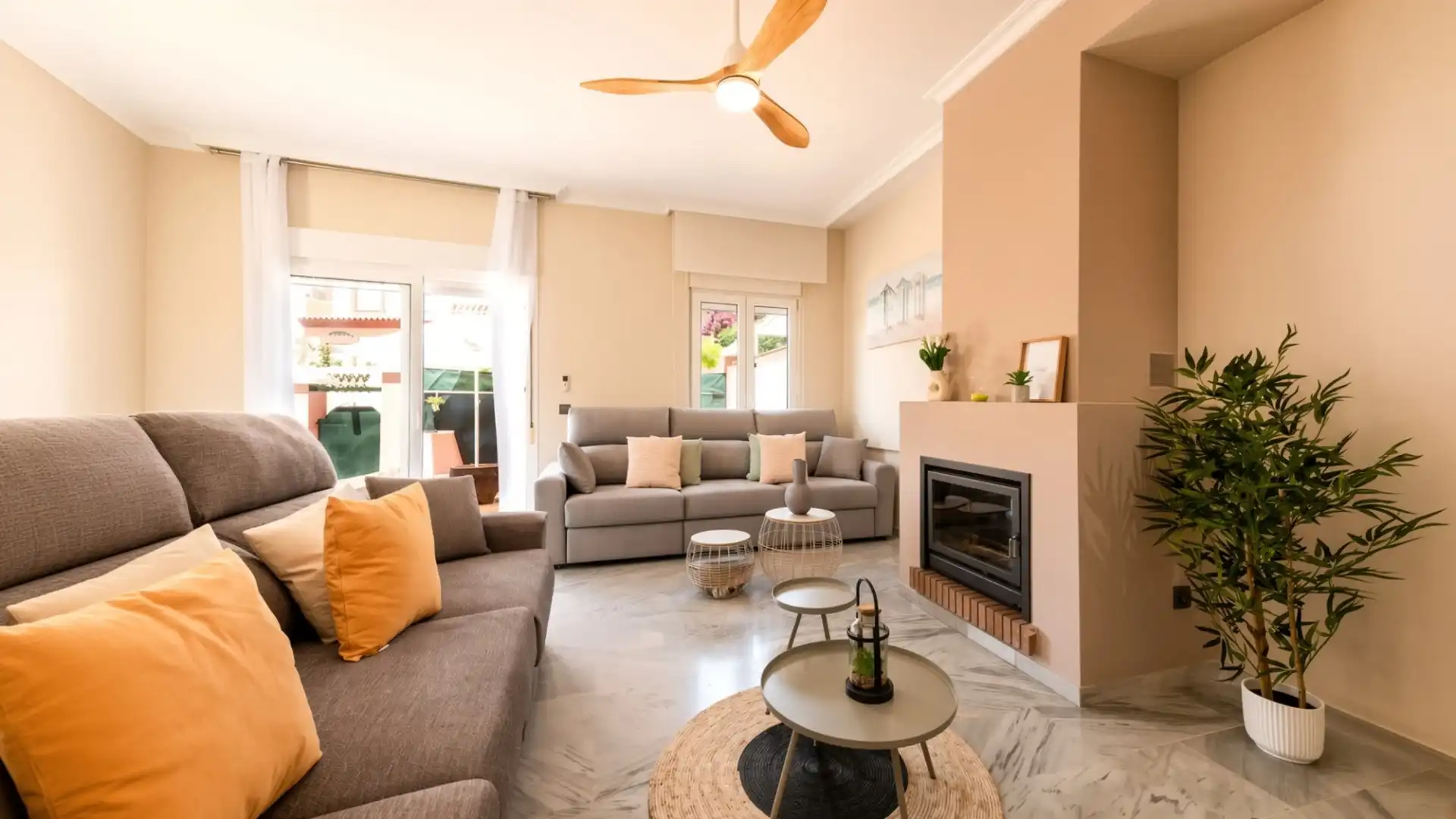 Sala d'estar de Casa adosada en venda en Marbella amb Aire condicionat, Jardí privat i Terrassa