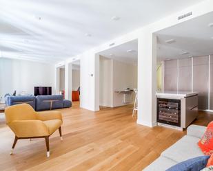 Sala d'estar de Apartament en venda en  Madrid Capital amb Aire condicionat, Calefacció i Terrassa