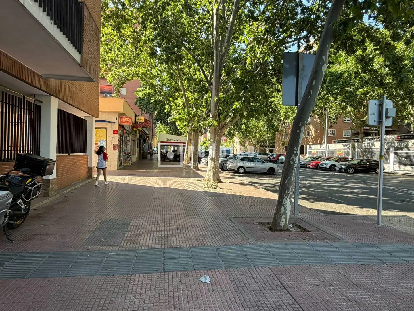 Vista exterior de Local en venda en Alcalá de Henares amb Aire condicionat