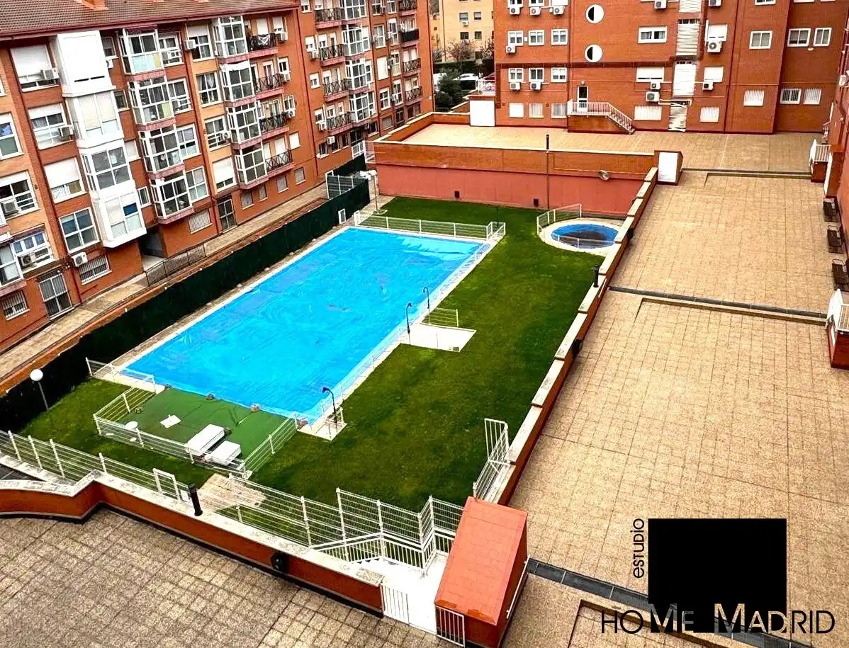 Piscina de Pis en venda en  Madrid Capital amb Aire condicionat, Calefacció i Parquet