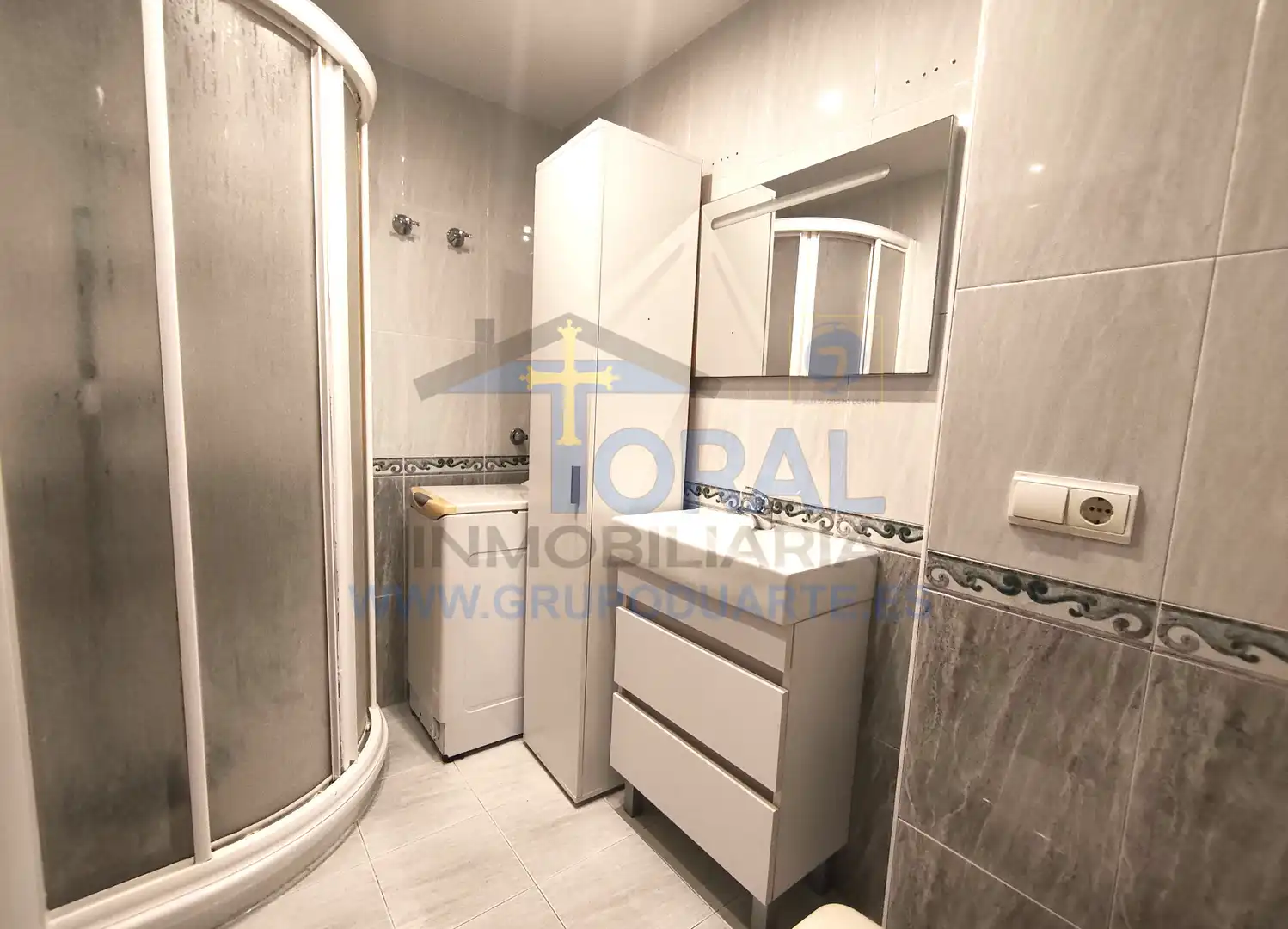 Badezimmer von Wohnung zur Miete in Gijón  mit Heizung, Parkett und Möbliert