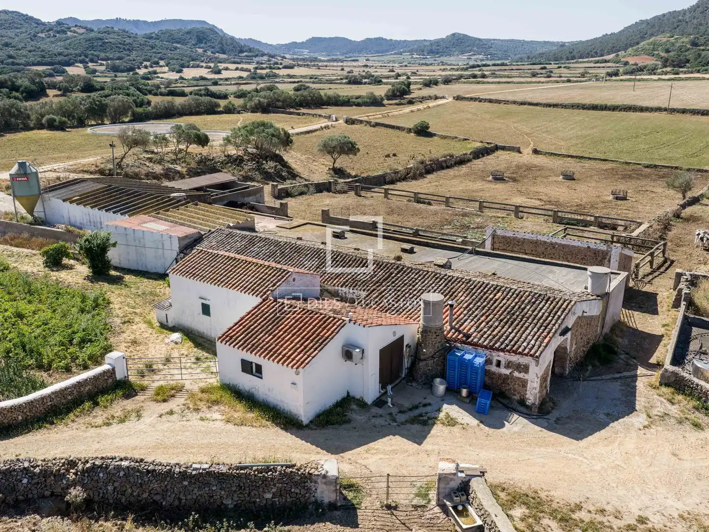 Vista exterior de Finca rústica en venda en Ciutadella de Menorca amb Jardí privat i Traster