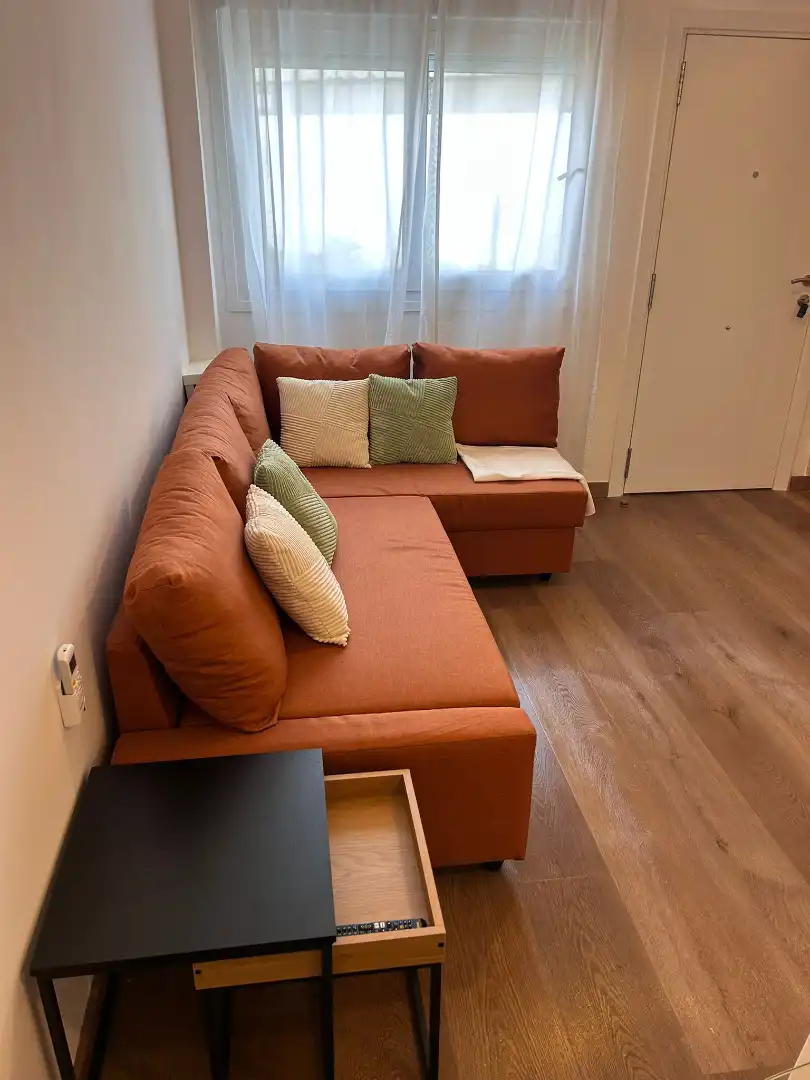 Sala d'estar de Casa adosada de lloguer en Algeciras amb Aire condicionat, Jardí privat i Parquet