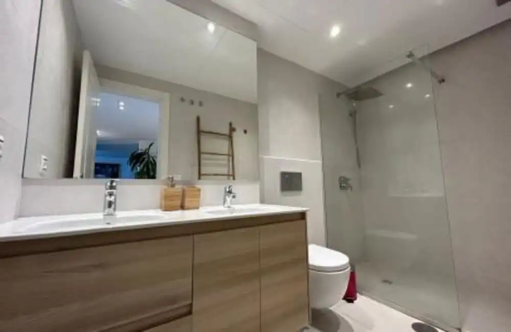 Bany de Àtic en venda en Marbella amb Aire condicionat, Terrassa i Piscina