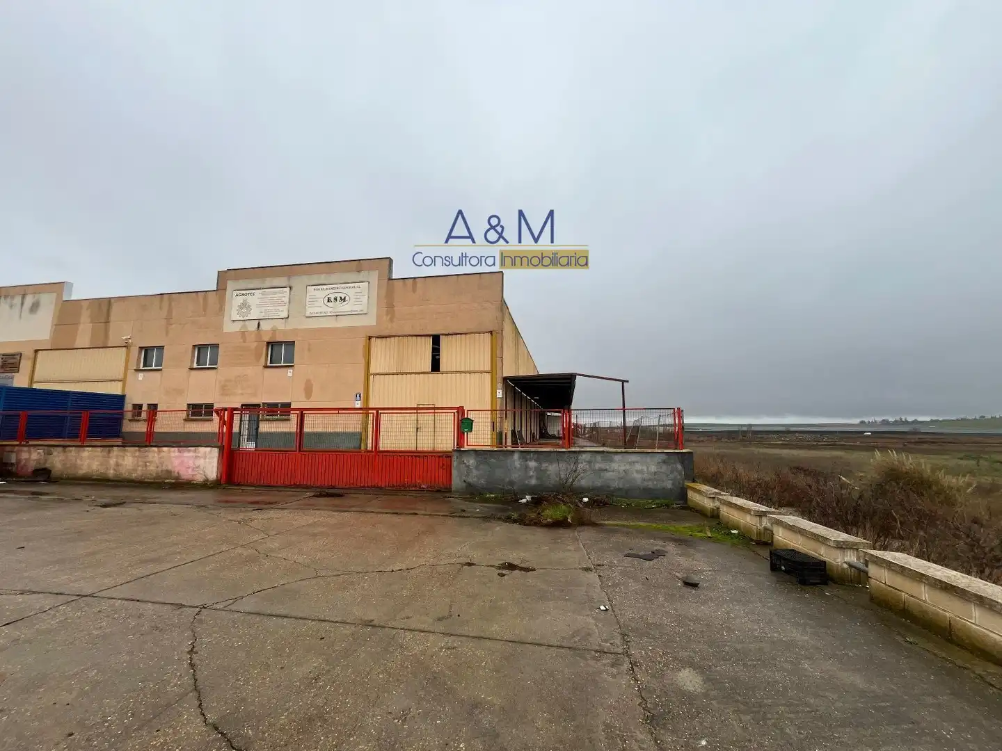 Industrial building for sale in Cerezo