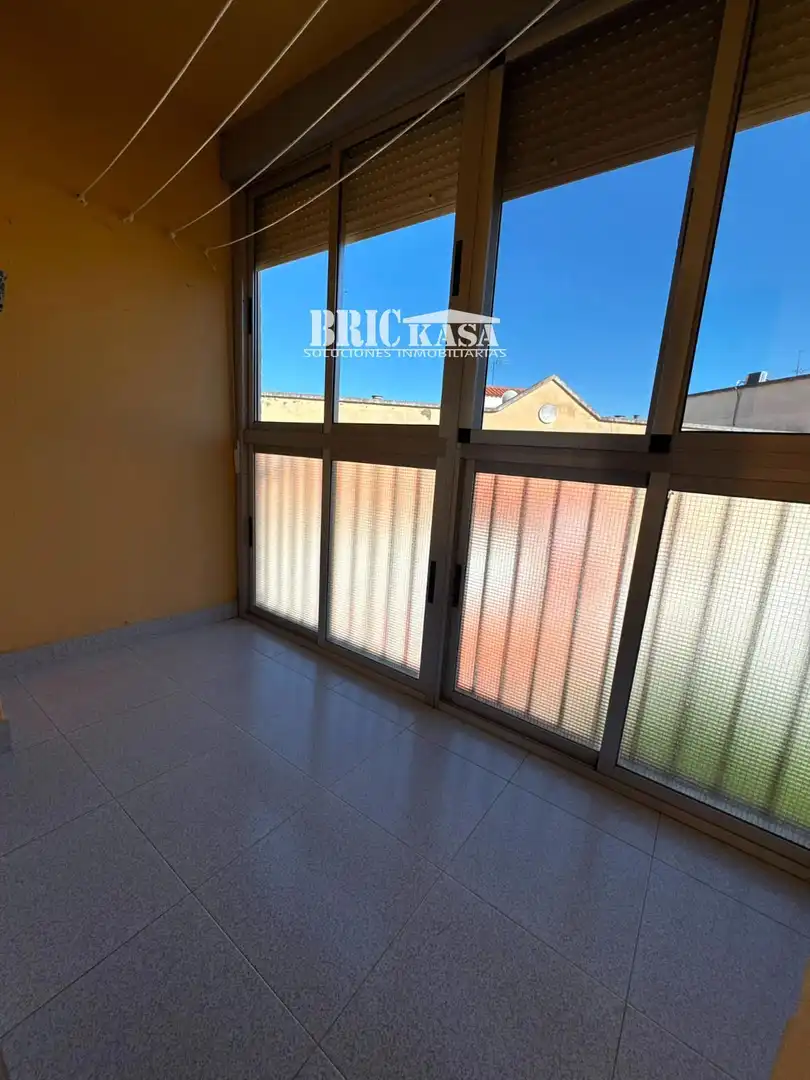 Schlafzimmer von Dachboden zur Miete in Cáceres mit Klimaanlage, Terrasse und Möbliert