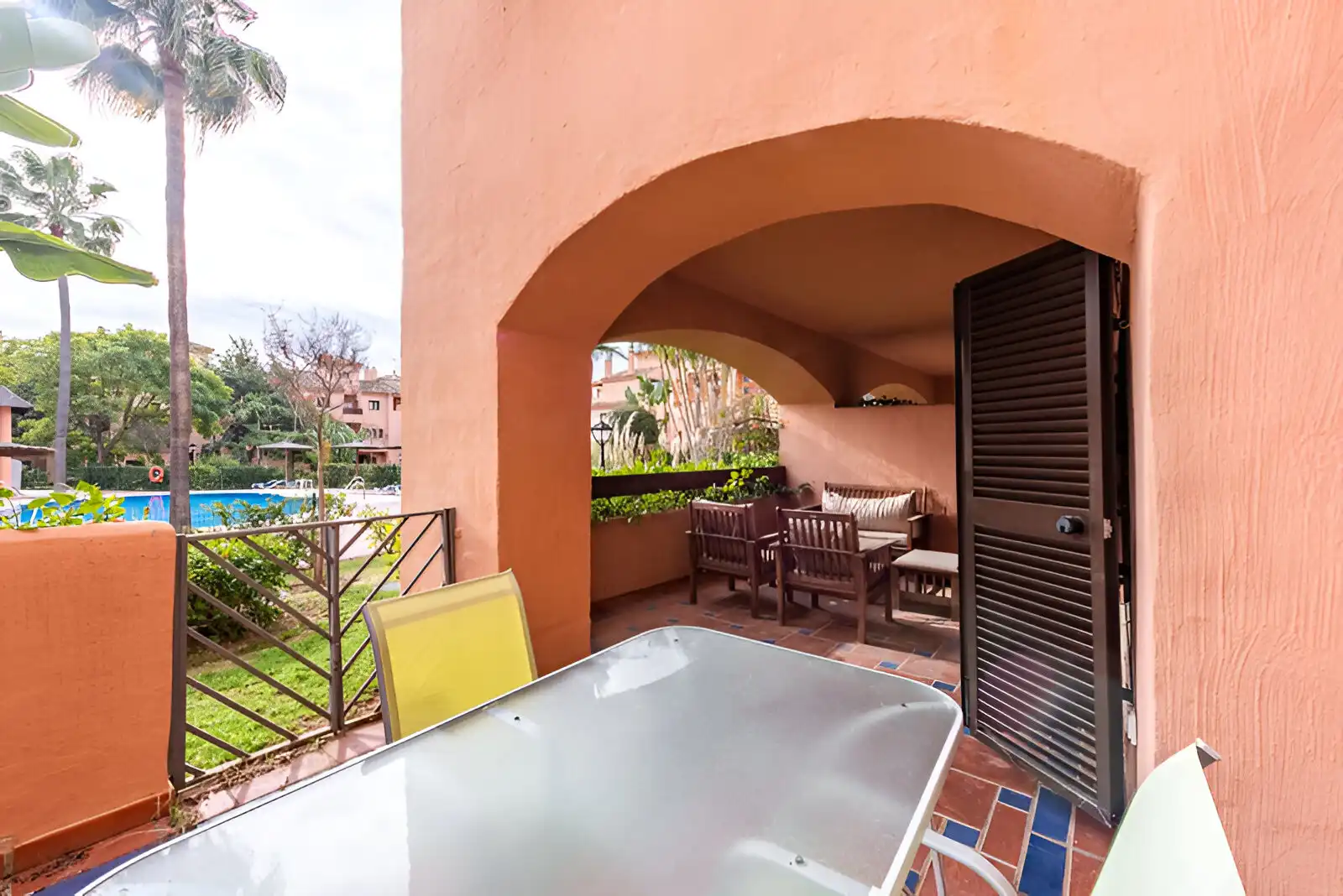 Terrasse von Erdgeschoss zum Verkauf in Estepona mit Klimaanlage, Terrasse und Abstellraum