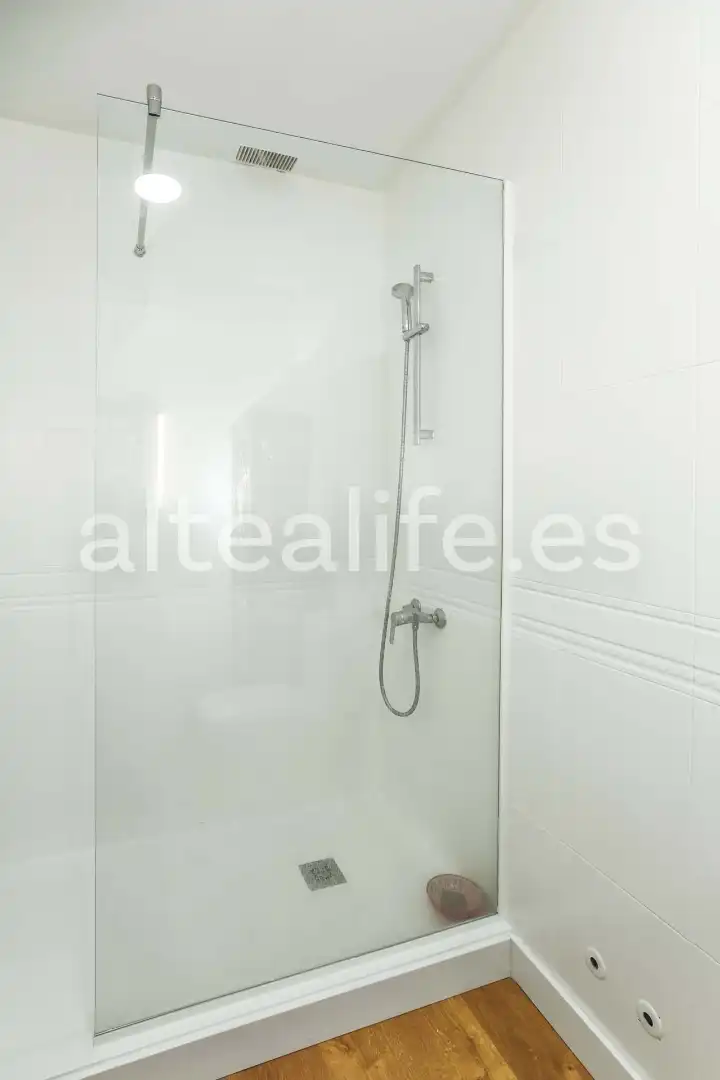 Badezimmer von Dachboden zum Verkauf in Altea mit Klimaanlage und Terrasse