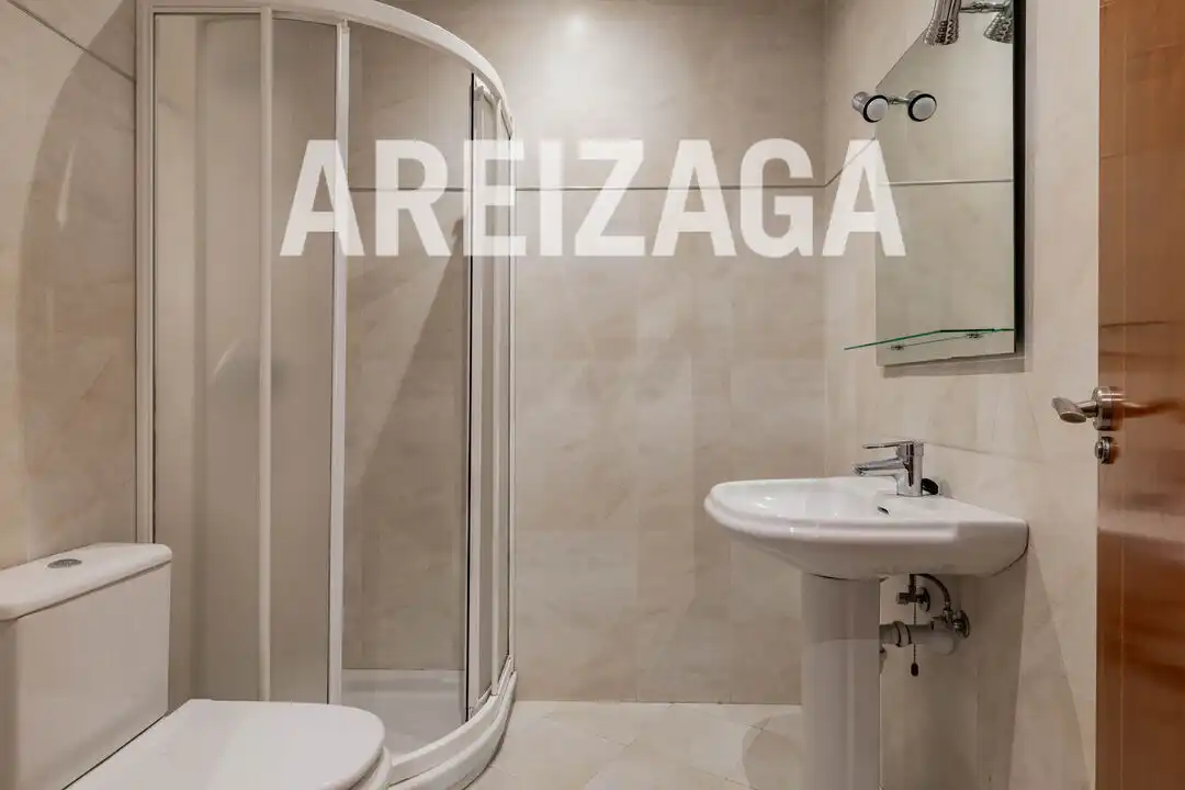 Bathroom of Flat for sale in Donostia - San Sebastián   with Heating and Balcony