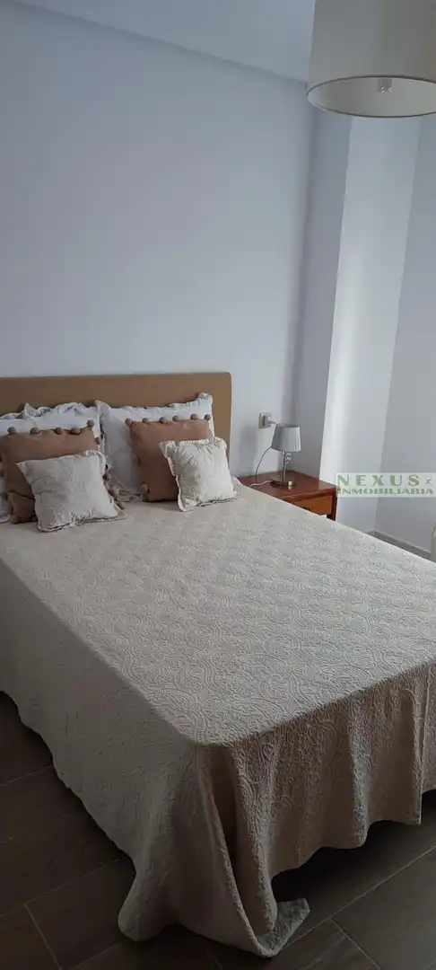 Schlafzimmer von Dachboden zur Miete in Cáceres mit Klimaanlage, Heizung und Möbliert