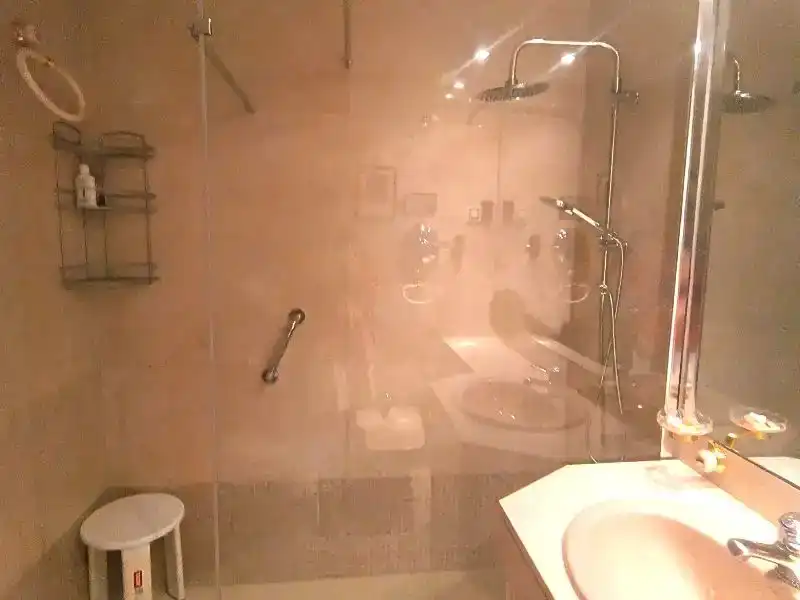 Badezimmer von Wohnung zur Miete in Pozuelo de Alarcón mit Klimaanlage, Privatgarten und Parkett
