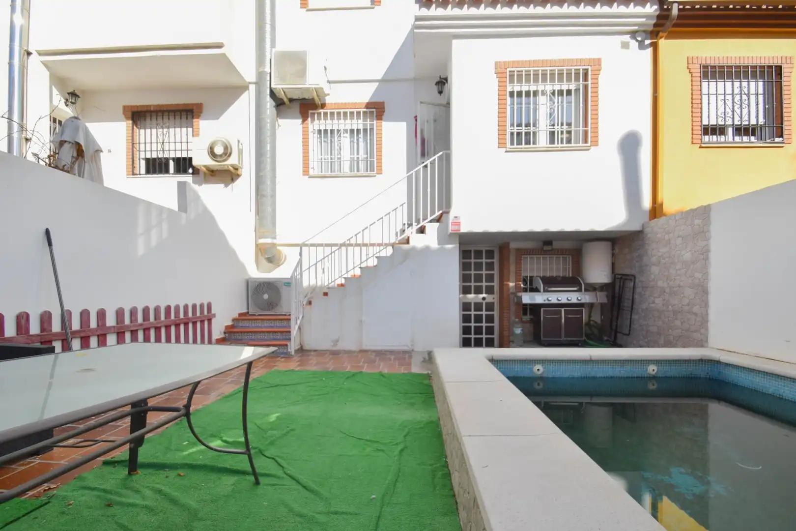 Piscina de Casa adosada en venta en Cúllar Vega con Aire acondicionado, Jardín privado y Terraza