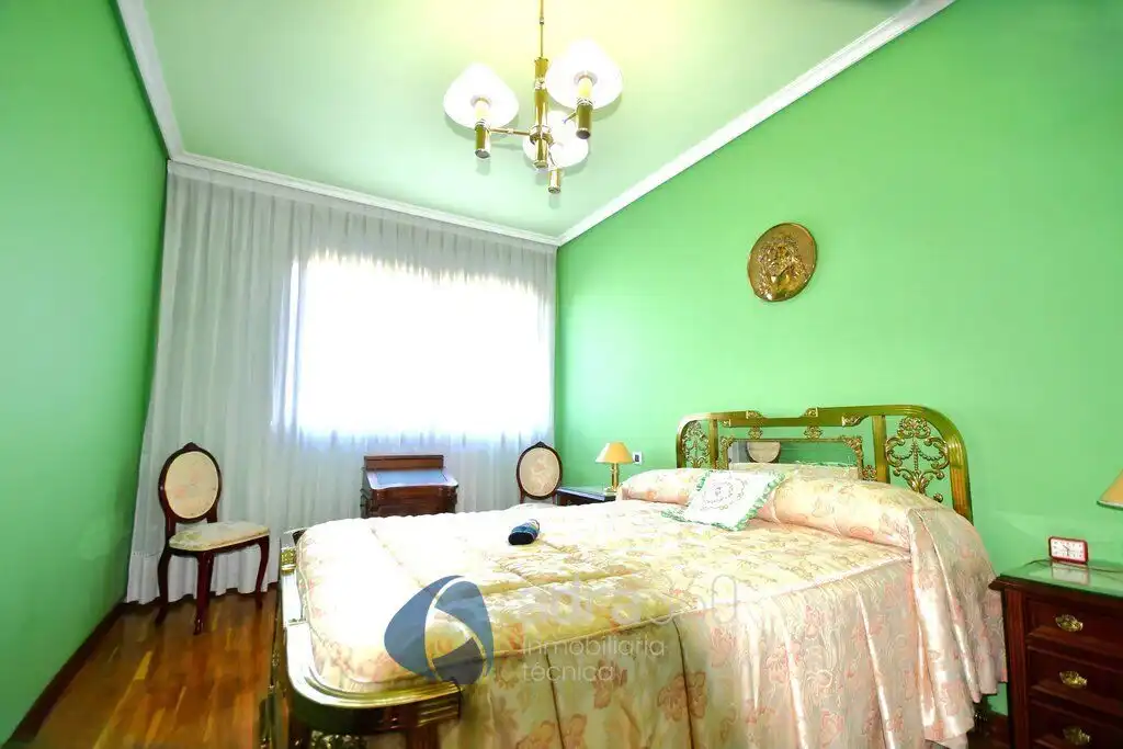 Habitación de Casa adosada en venta en Lardero con Calefacción, Terraza y Trastero