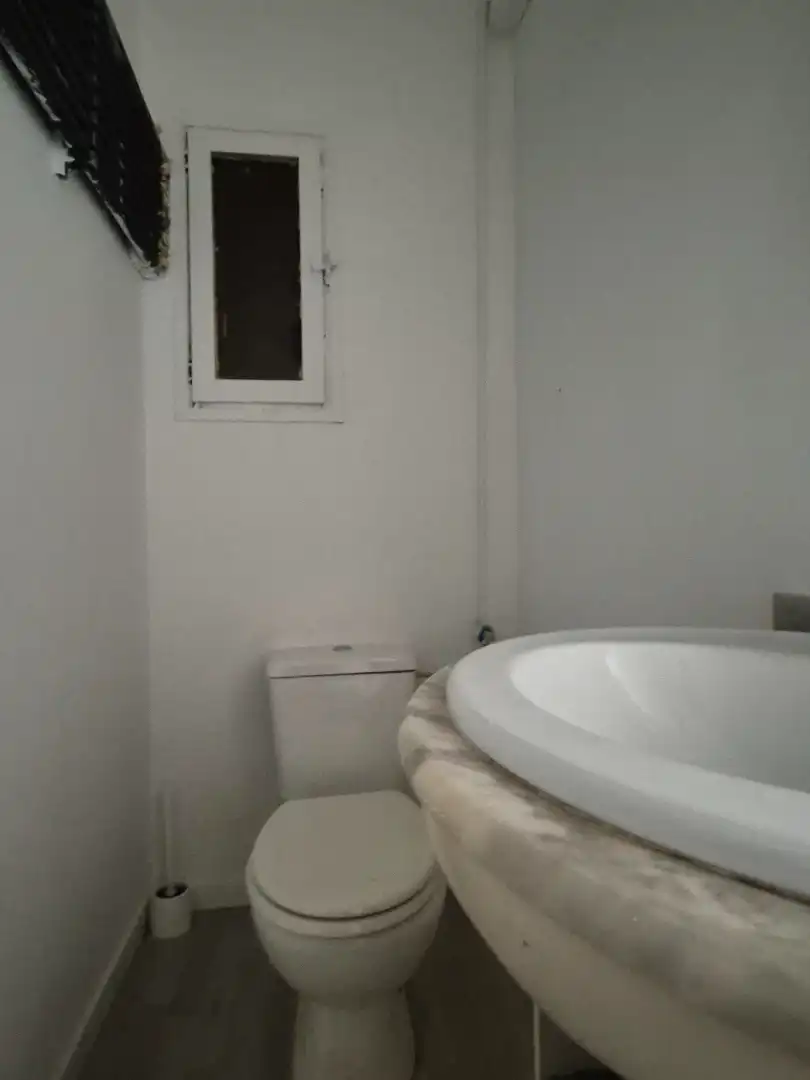 Badezimmer von Geschaftsraum zur Miete in Barcelona mit Parkett