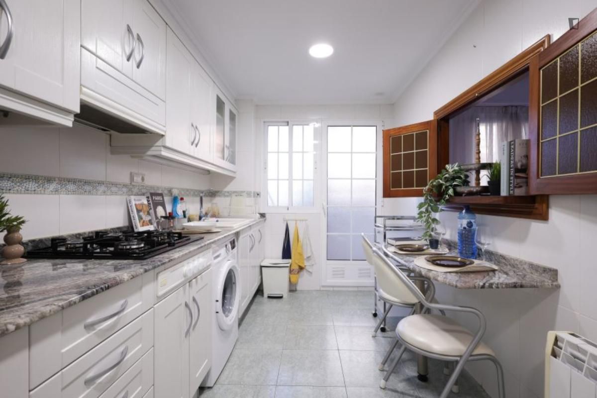 Cuina de Apartament de lloguer en  Valencia Capital amb Moblat, Forn i Rentadora