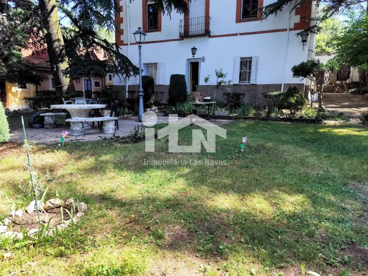 Jardín de Piso en venta en Las Navas del Marqués  con Calefacción, Terraza y Trastero