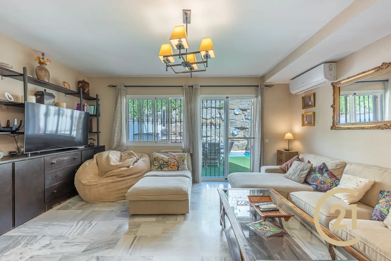 Sala d'estar de Casa adosada en venda en Marbella amb Aire condicionat, Jardí privat i Terrassa