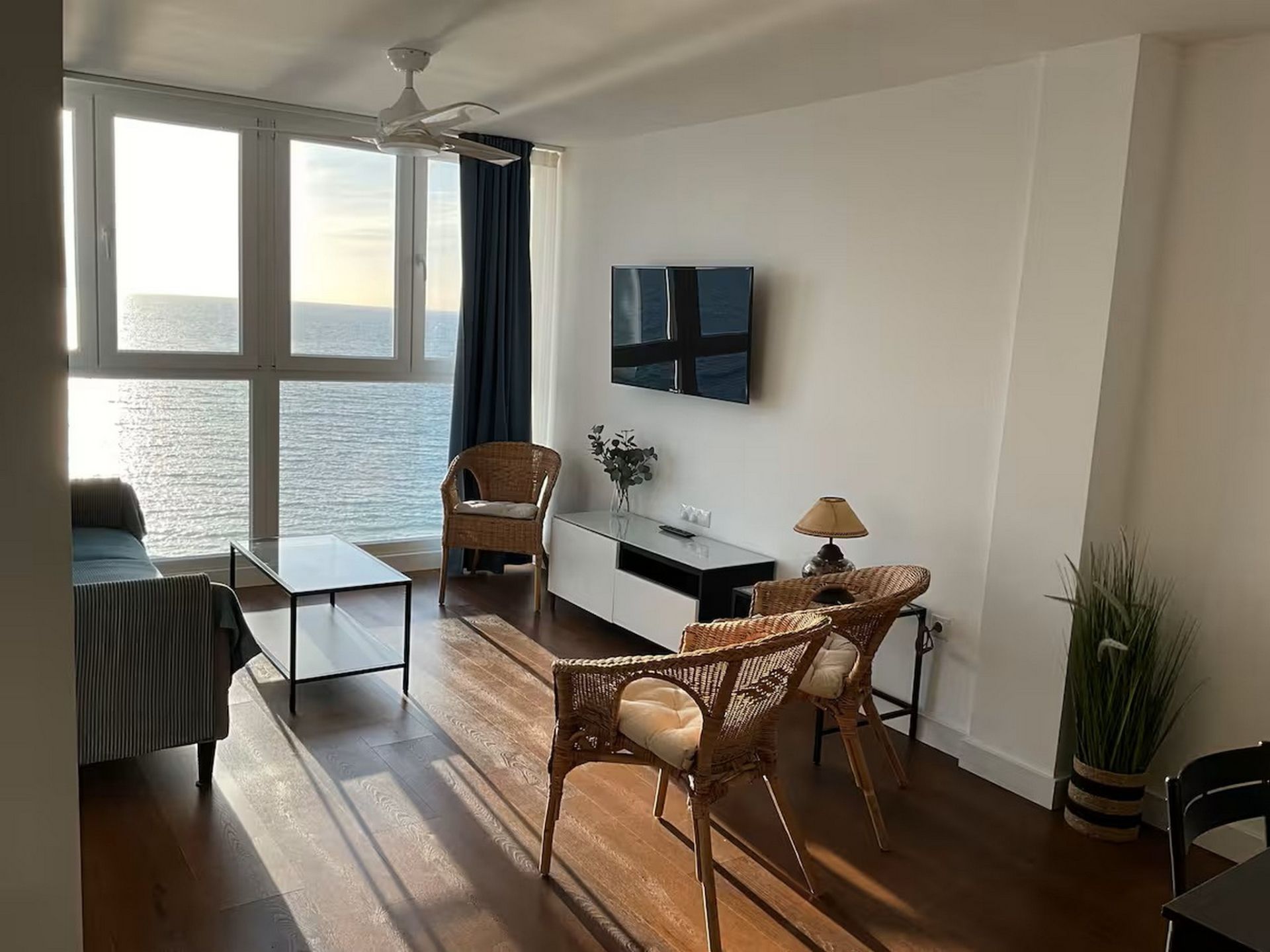 Sala d'estar de Pis de lloguer en  Cádiz Capital amb Aire condicionat, Moblat i TV